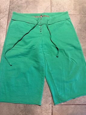 Twisted Heart green knee length sweats. Size medium